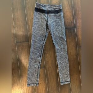 Lululemon black and white patterned leggings 
Size 4